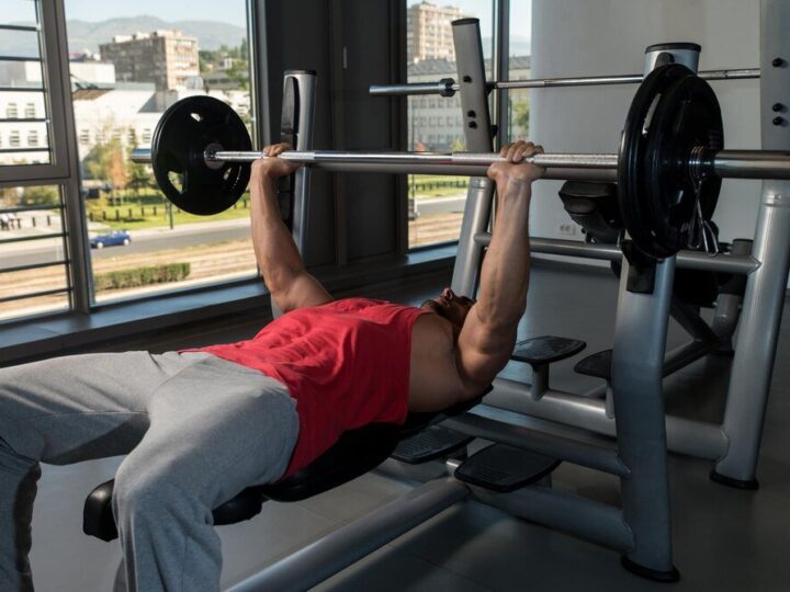 Wyciskanie na ławce skośnej: Skuteczne techniki i porady