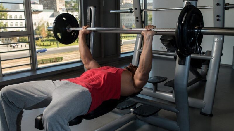 Wyciskanie na ławce skośnej: Skuteczne techniki i porady